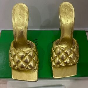 Bottega venetta metallic Gold mules. Size 39